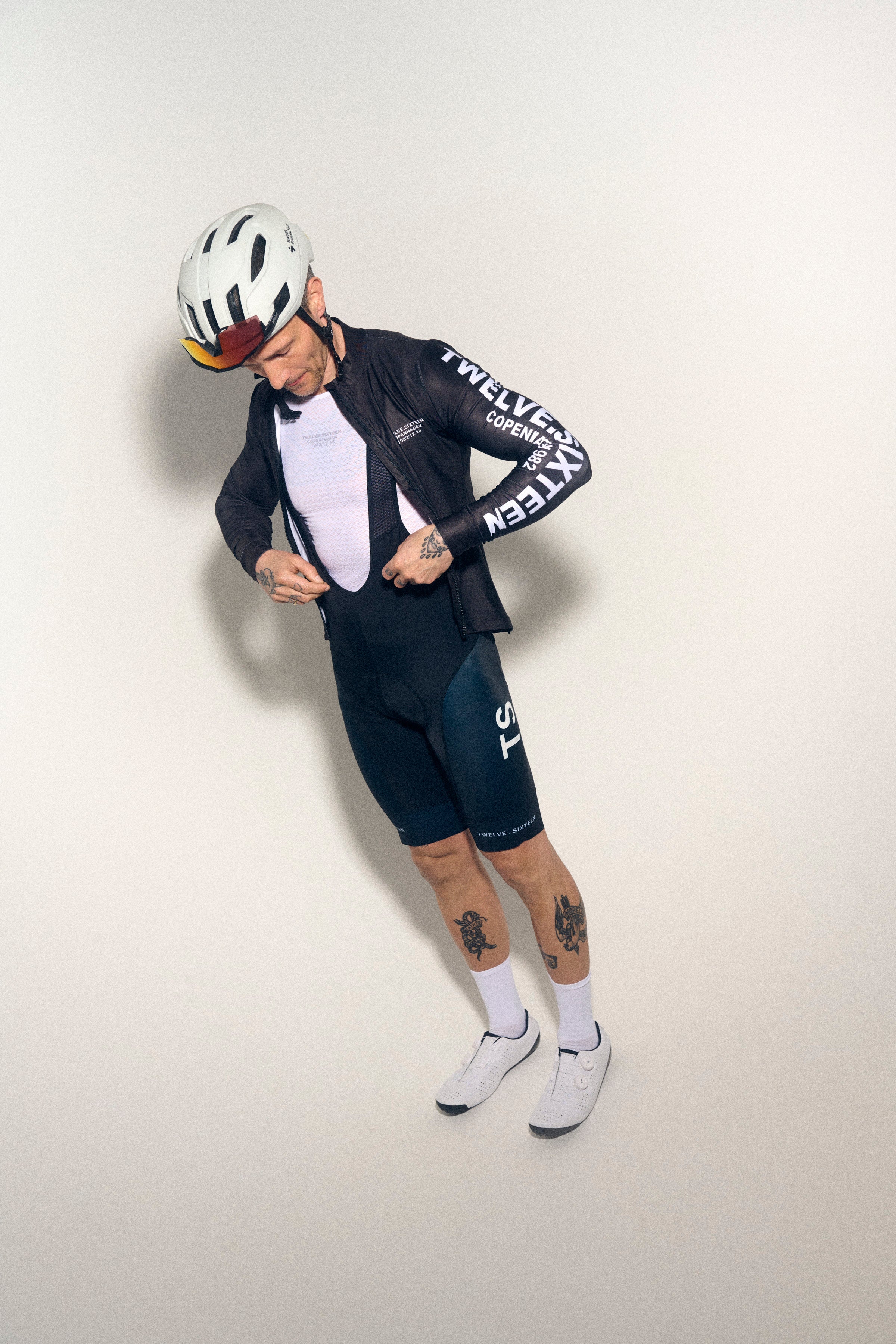Men wearing a cycling outfit with a helmet 